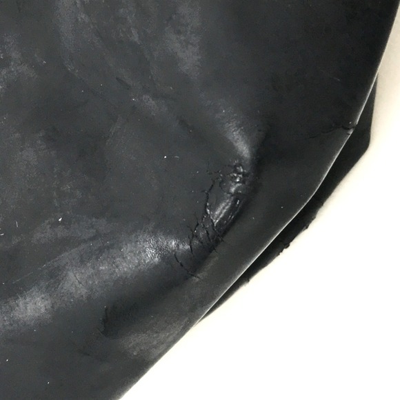 CHANEL Black Leather Shoulder Bag - Picture 6 of 9